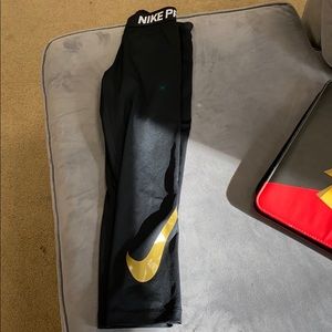 NIKE DRI FIT CAPRI LEGGINGS